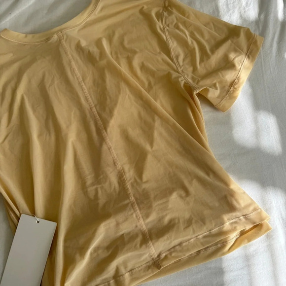 🆕💛 Lululemon Lightweight Mesh Reversible Yoga Tee Prosecco - Picture 7 of 10